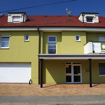Pension Kiwi Mikulov Exteriör bild