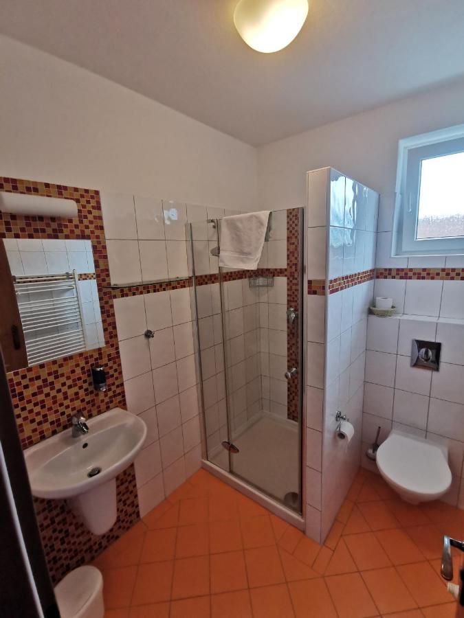 Pension Kiwi Mikulov Exteriör bild