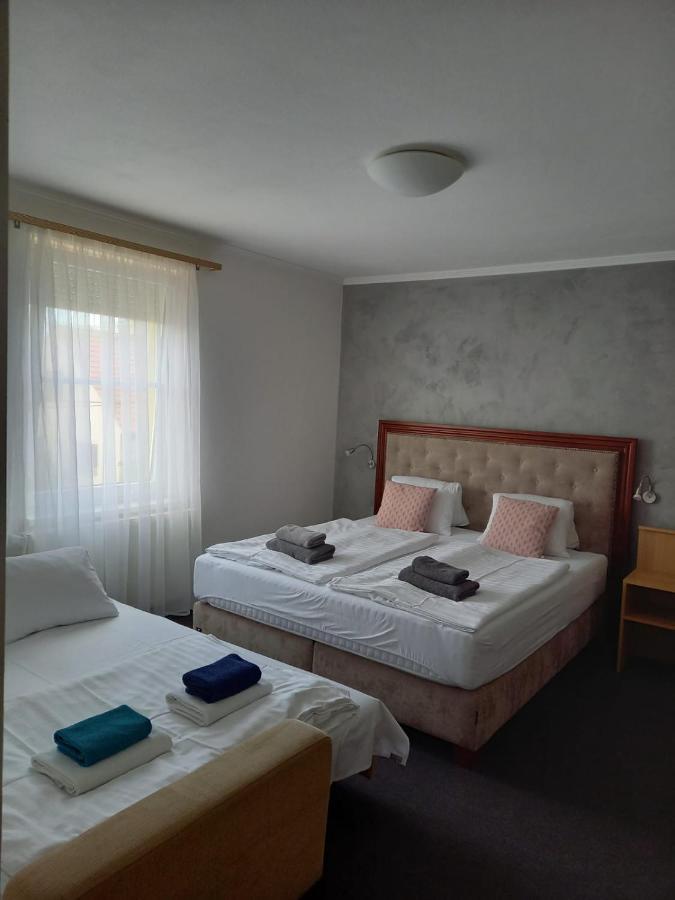 Pension Kiwi Mikulov Exteriör bild