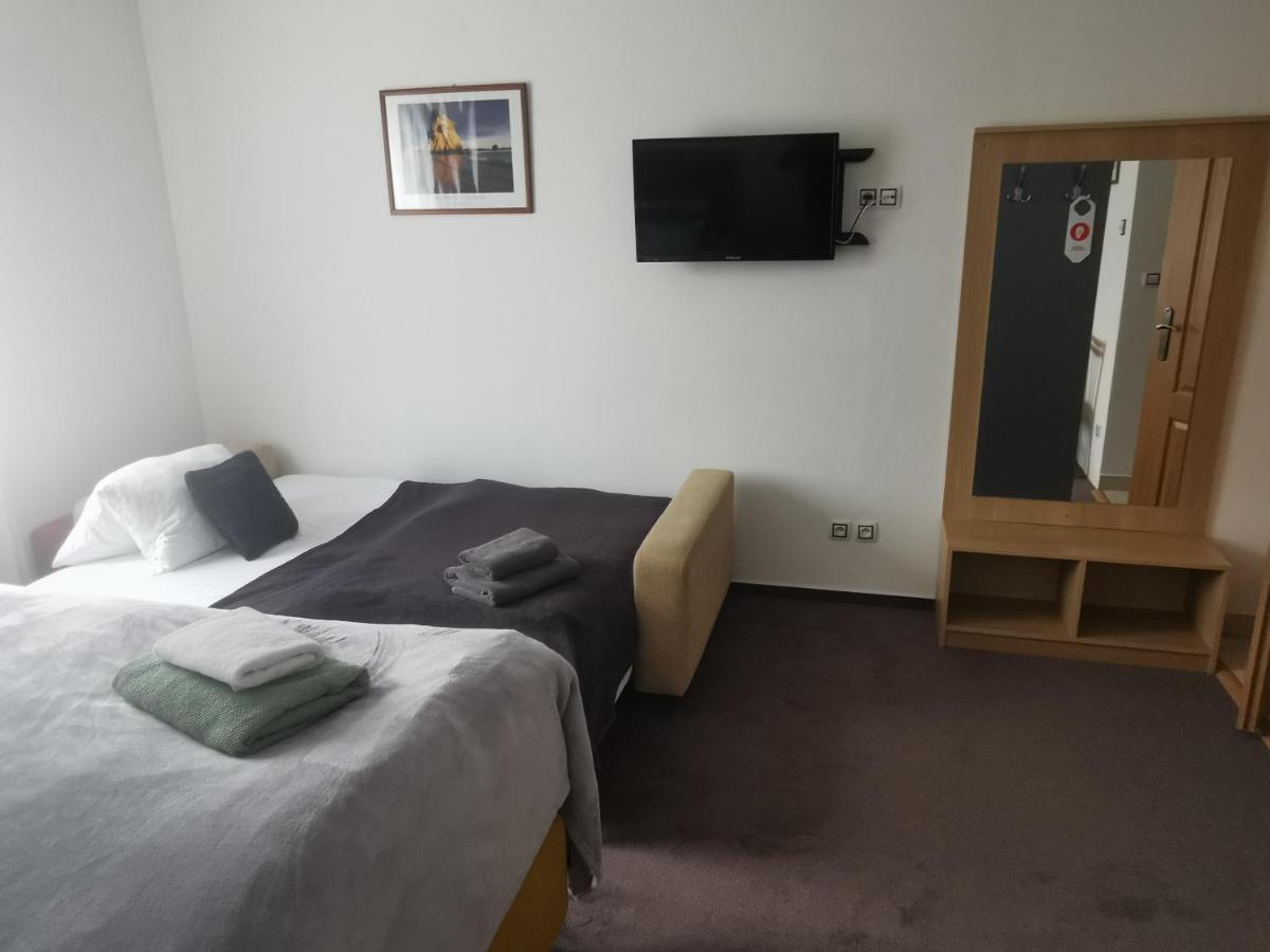 Pension Kiwi Mikulov Exteriör bild