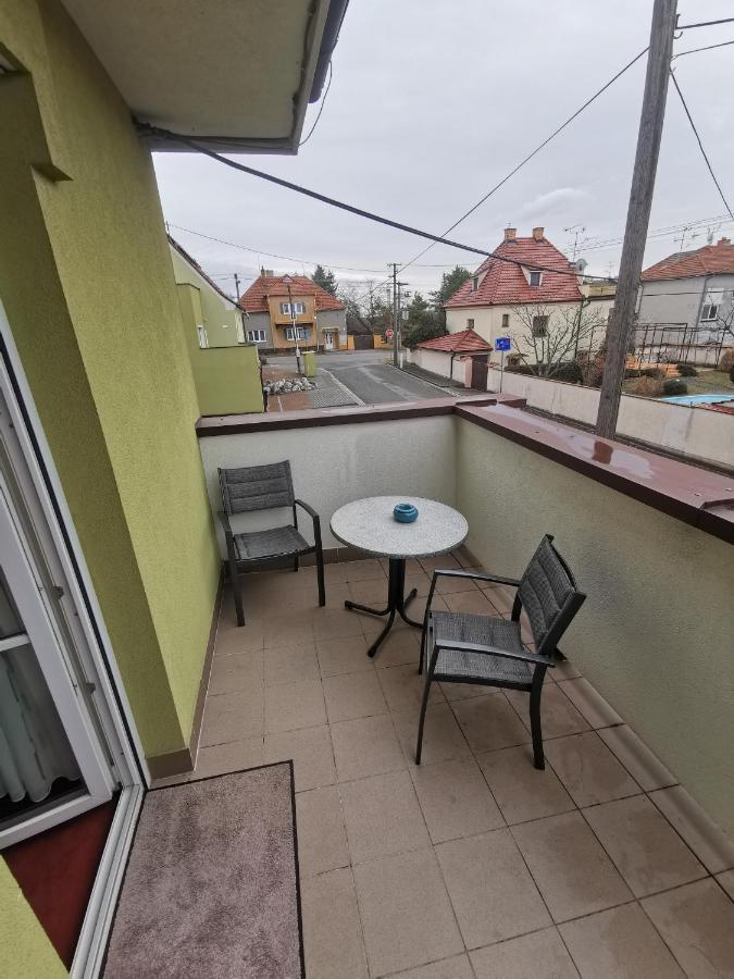 Pension Kiwi Mikulov Exteriör bild