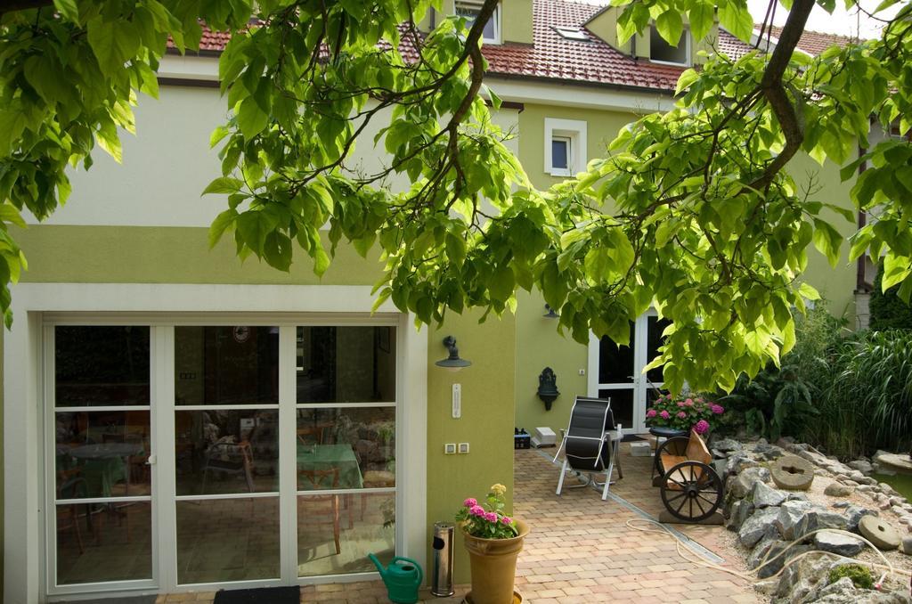 Pension Kiwi Mikulov Exteriör bild
