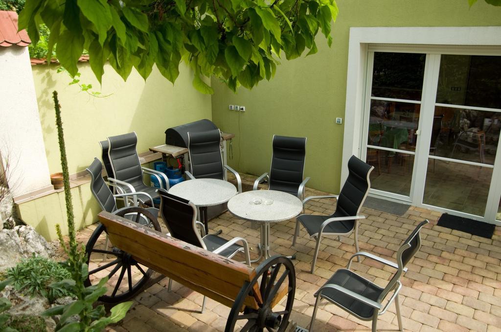 Pension Kiwi Mikulov Exteriör bild