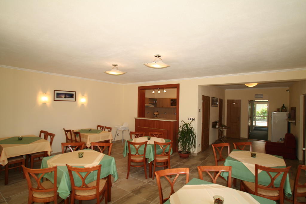 Pension Kiwi Mikulov Exteriör bild