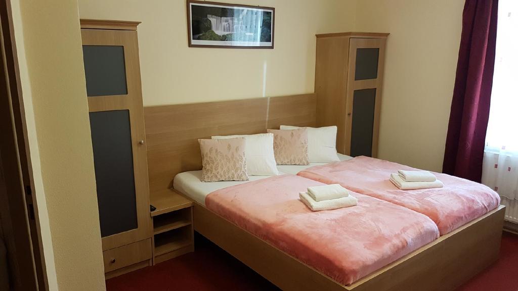 Pension Kiwi Mikulov Exteriör bild